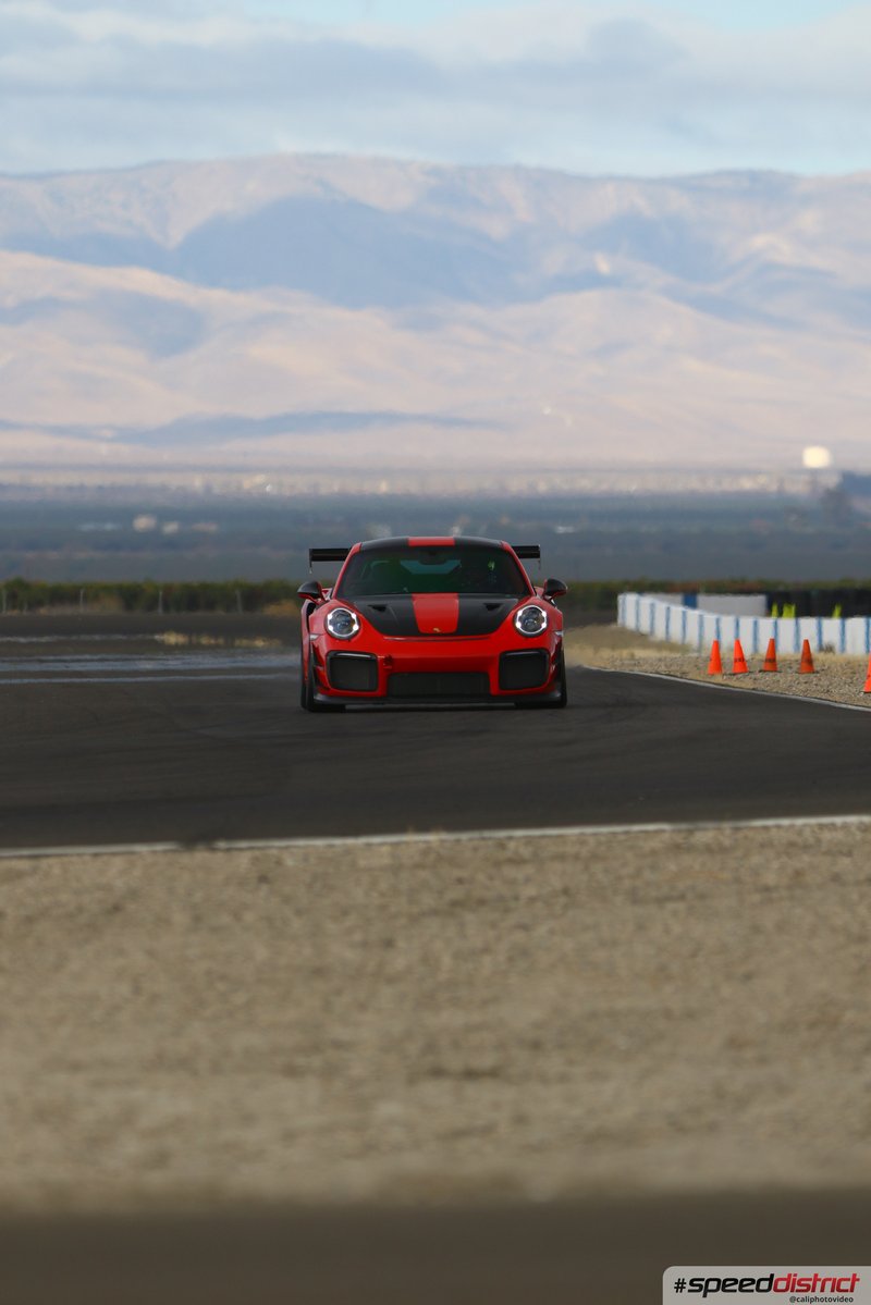 Porsche 911 GT3 RS red