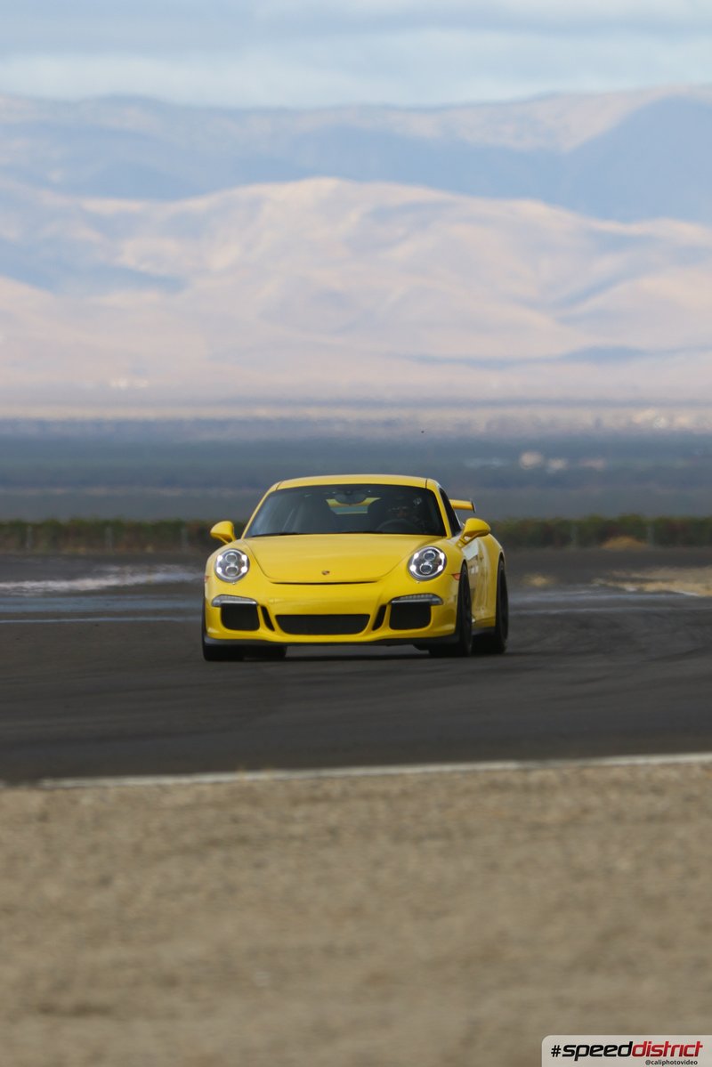 Porsche 911 GT3 RS yellow