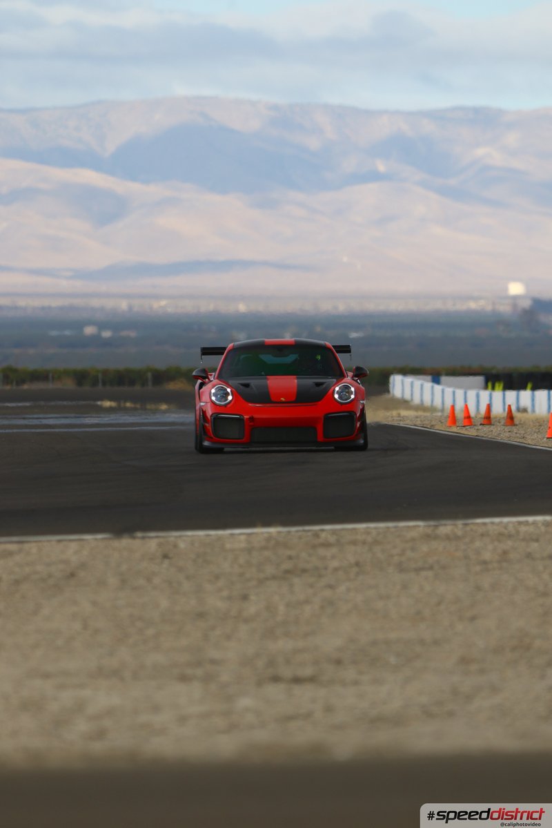 Porsche 911 GT3 RS red