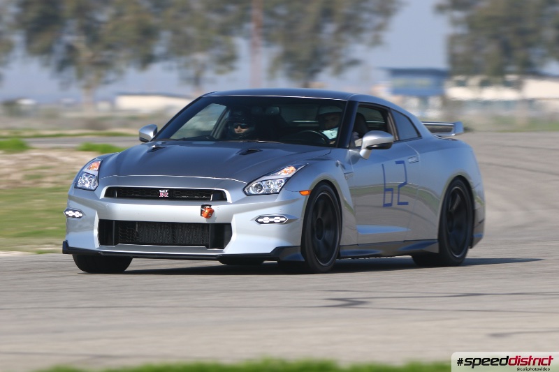 Nissan GT-R white