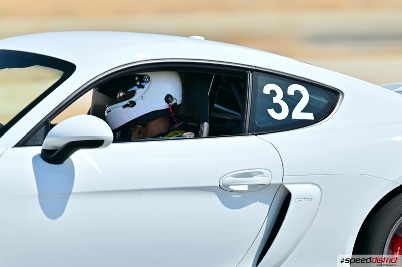 Porsche 911 GT4 white