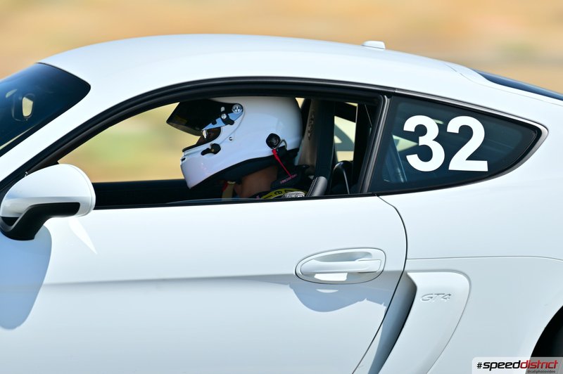 Porsche 911 GT4 white