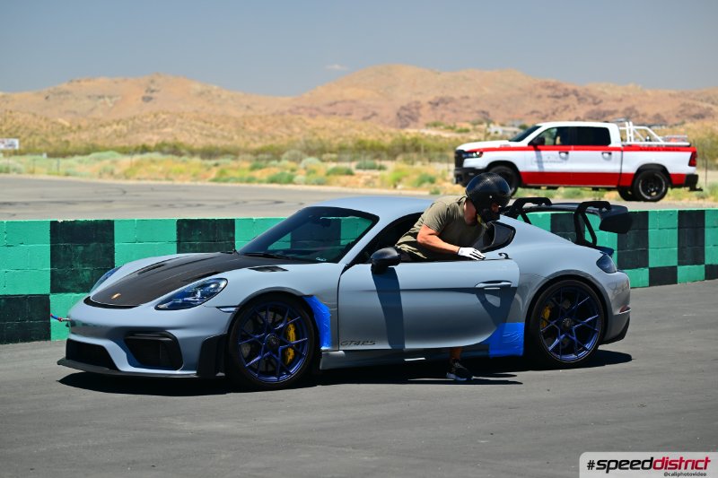 Porsche Cayman GT4 RS